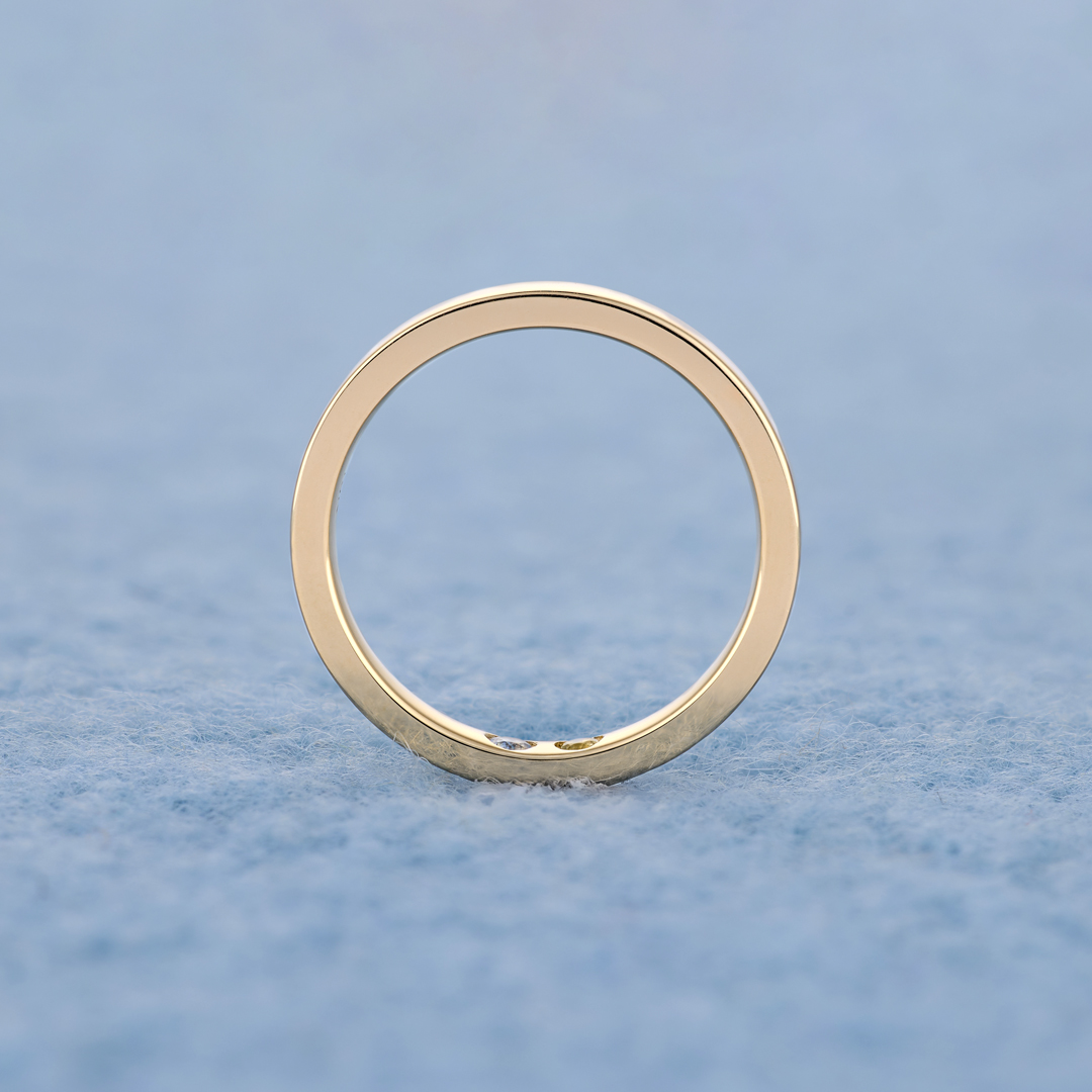 18ct gold wedding band, profile detail
