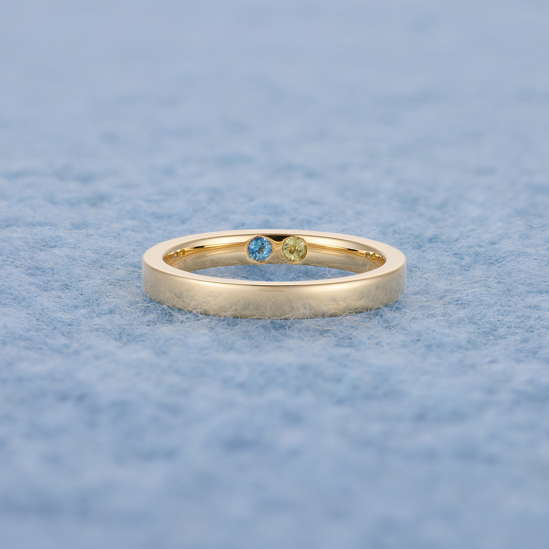 18ct gold wedding band, lifestyle shot